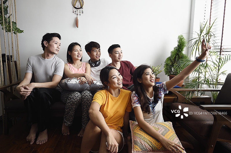 朋友们在客厅里自拍图片素材