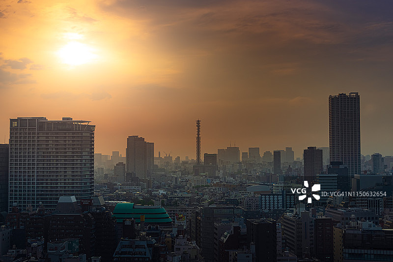 日出时笼罩在雾霾中的日本东京新宿天际线图片素材