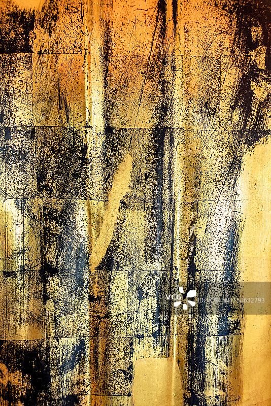 金色纹理闪光背景。轻盈逼真，闪亮金属质感金色渐变模板。抽象金属装饰。图片素材