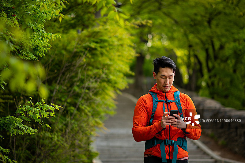 徒步者在户外用手机图片素材