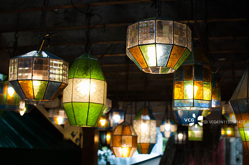 天花板上的彩色复古灯具图片素材