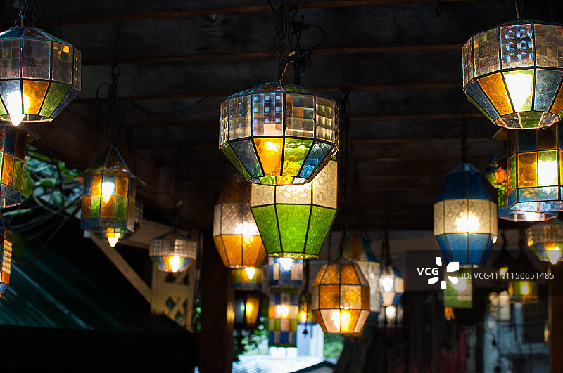 天花板上的彩色复古灯具图片素材