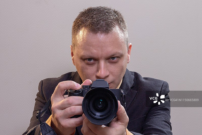 年轻男摄影师用相机拍摄视频或照片图片素材