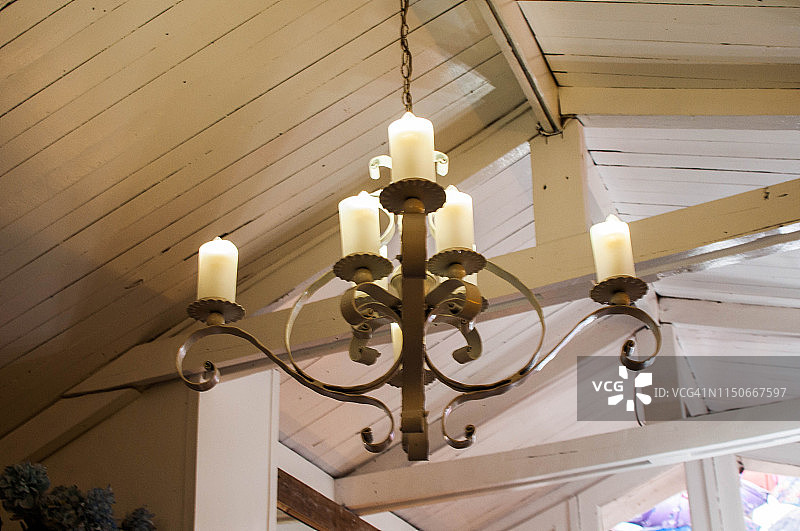 天花板上的复古吊灯图片素材