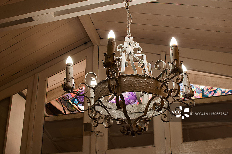 天花板上的复古吊灯图片素材