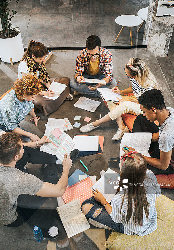 一大群大学生在校园地板上学习的俯视图图片素材