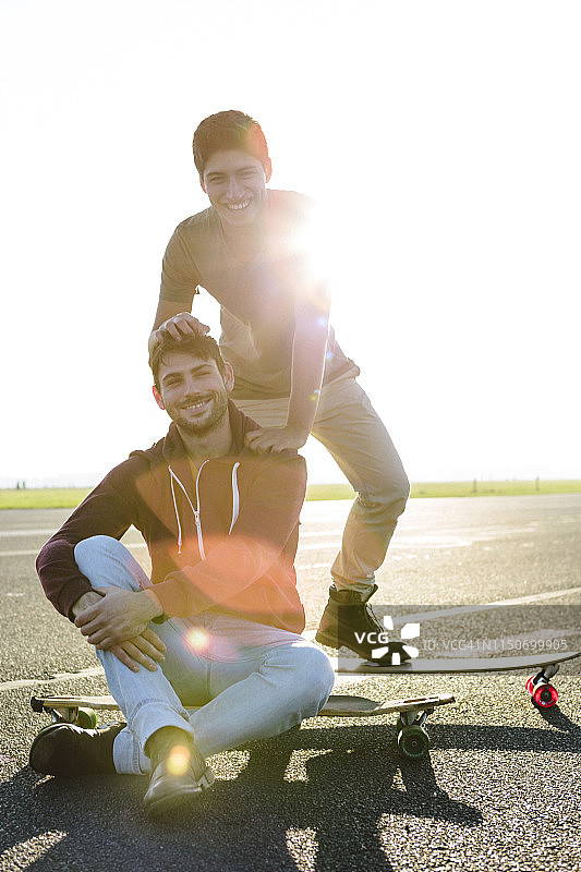 友谊：在滕珀尔霍夫机场的玩滑板的年轻人图片素材