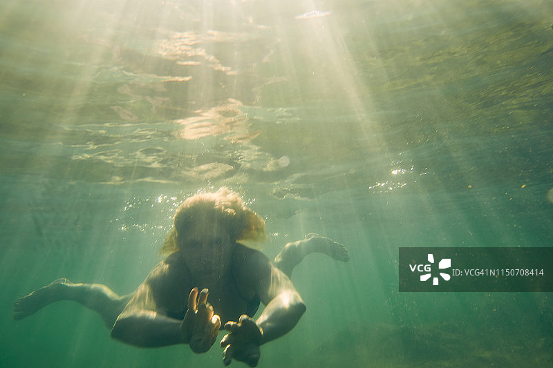 水下游泳的女人图片素材