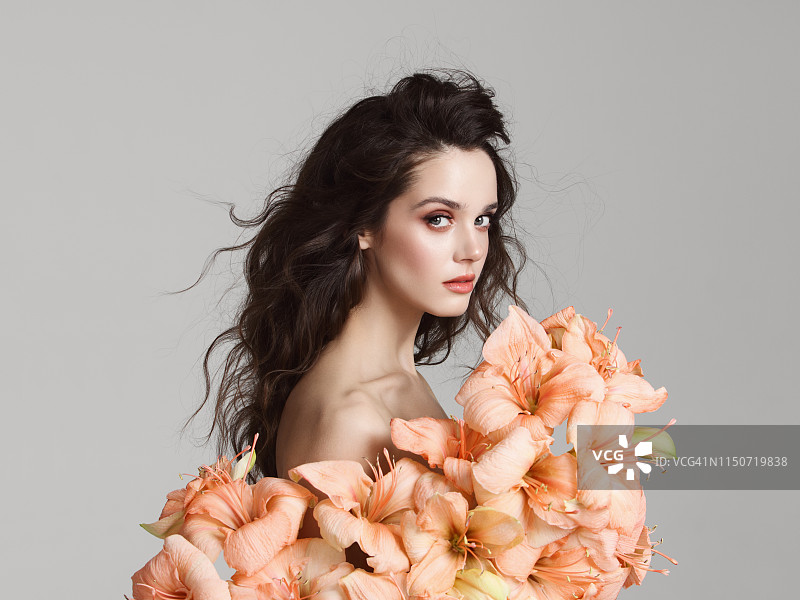 手捧鲜花的年轻漂亮女人图片素材