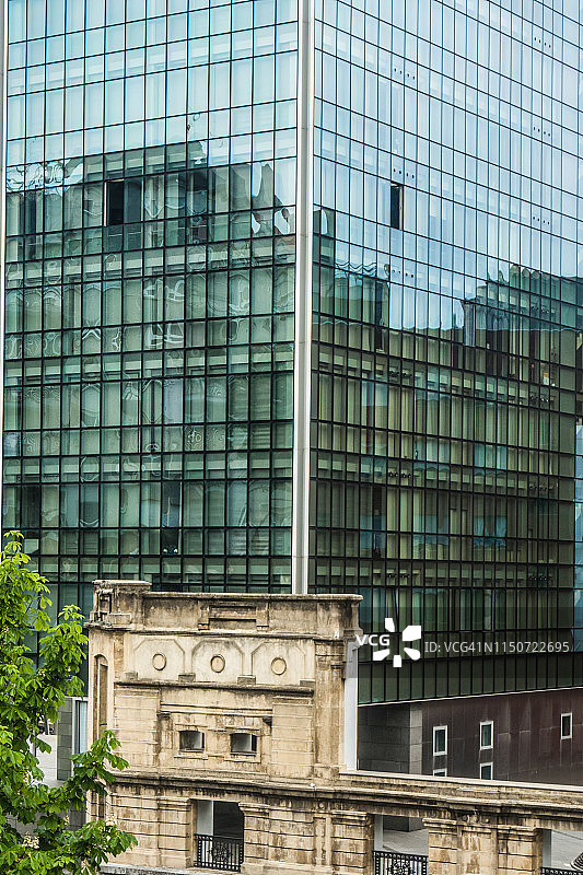 西班牙比斯开省毕尔巴鄂的新旧建筑图片素材