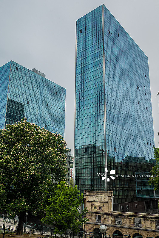 西班牙比斯开省毕尔巴鄂的新旧建筑图片素材