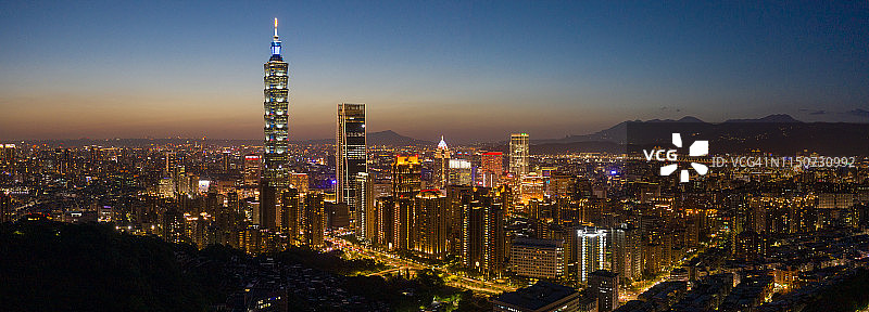 日落时分的台北天际线城市景观图片素材