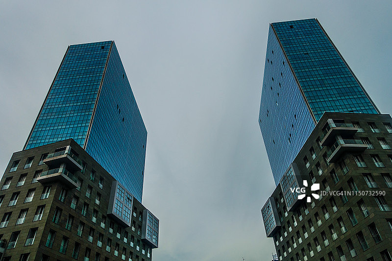 西班牙毕尔巴鄂 Bizikidetasun 广场的高层现代建筑图片素材