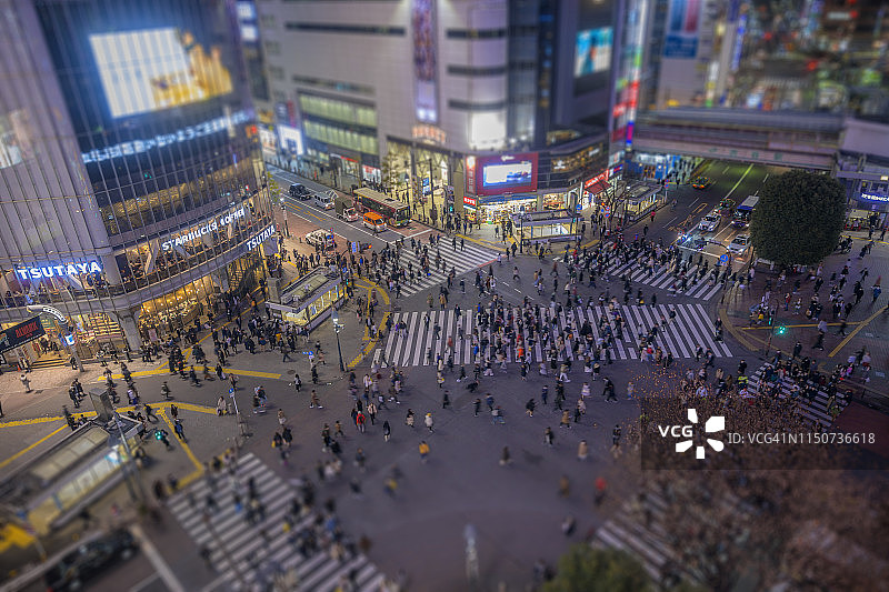 夜晚的涩谷十字路口图片素材