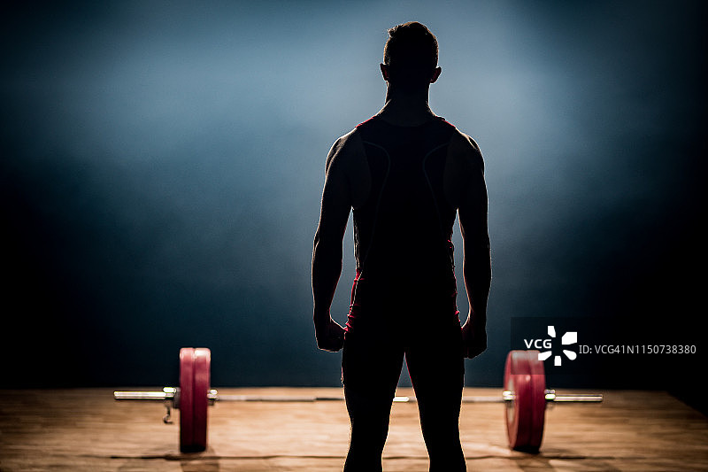 站在杠铃附近的男人图片素材