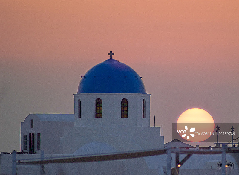 希腊圣托里尼岛伊亚蓝色屋顶教堂日落图片素材