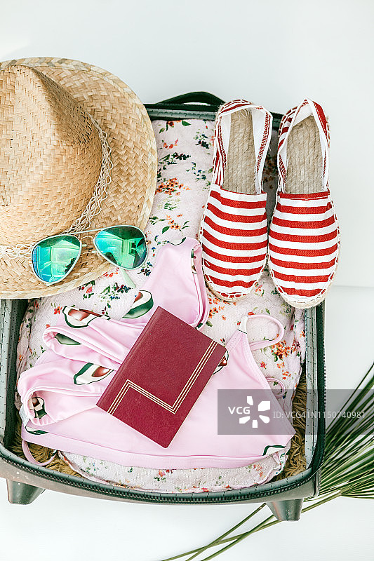 装有休闲女装的打开的行李箱图片素材