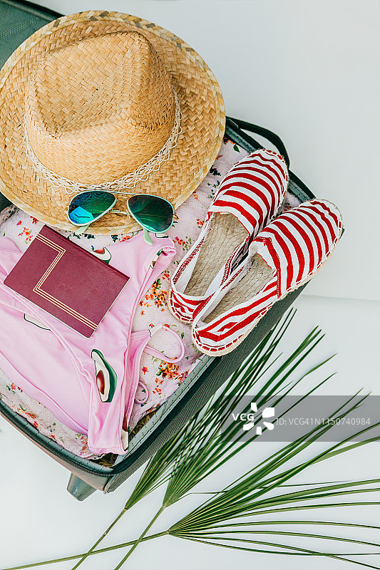 装有休闲女装的打开的行李箱图片素材