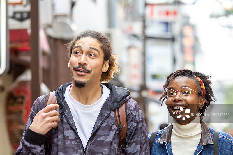 年轻情侣在日本旅行图片素材