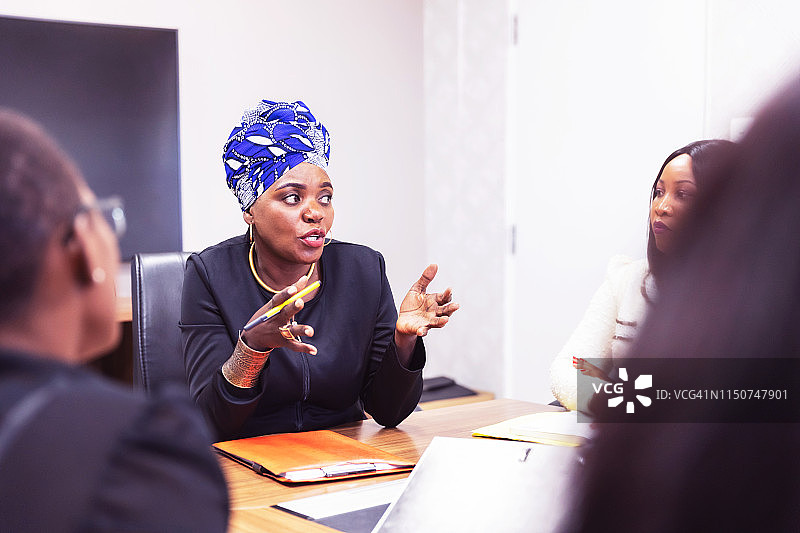 成功的非洲女商人主持员工会议图片素材