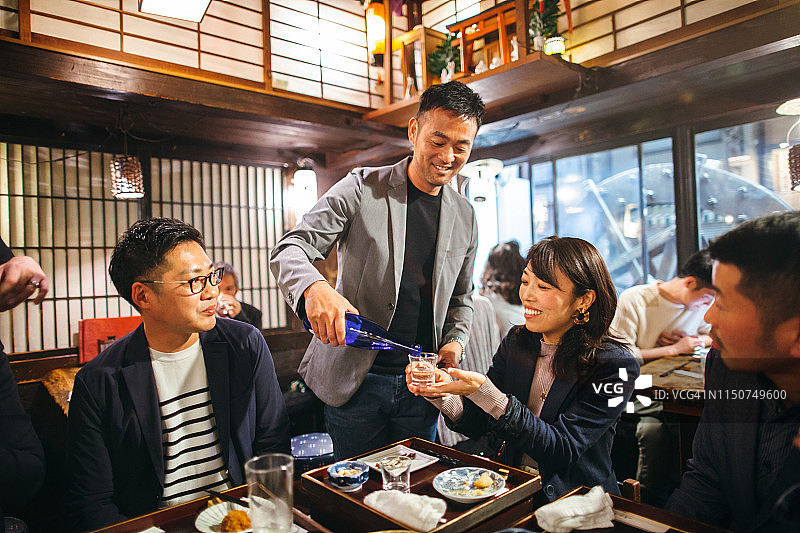 一群日本人在日式居酒屋喝酒图片素材