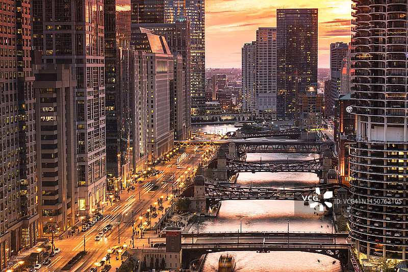 夜幕下的芝加哥城市风光与桥梁图片素材