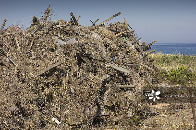 用损坏的木材和塑料温室创建的垃圾堆图片素材