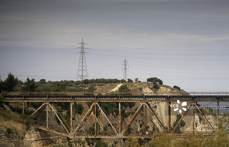 希腊科林斯运河上的桥梁图片素材