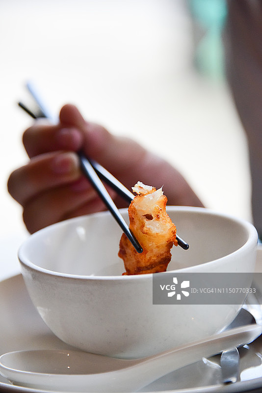 筷子夹着一块中华萝卜糕图片素材