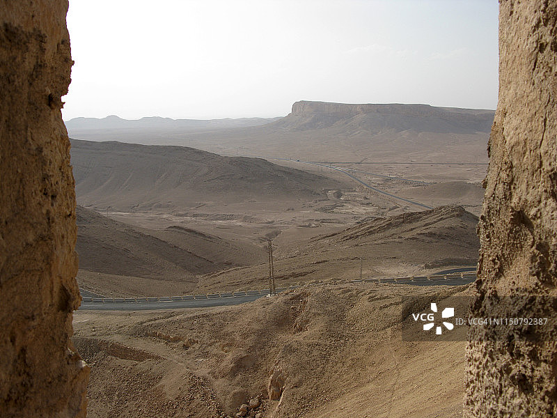 从巴尔米拉泰德穆尔城堡看到的巴尔米拉沙漠山丘图片素材