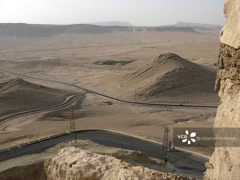 帕尔米拉附近沙漠景观中的道路交叉口图片素材