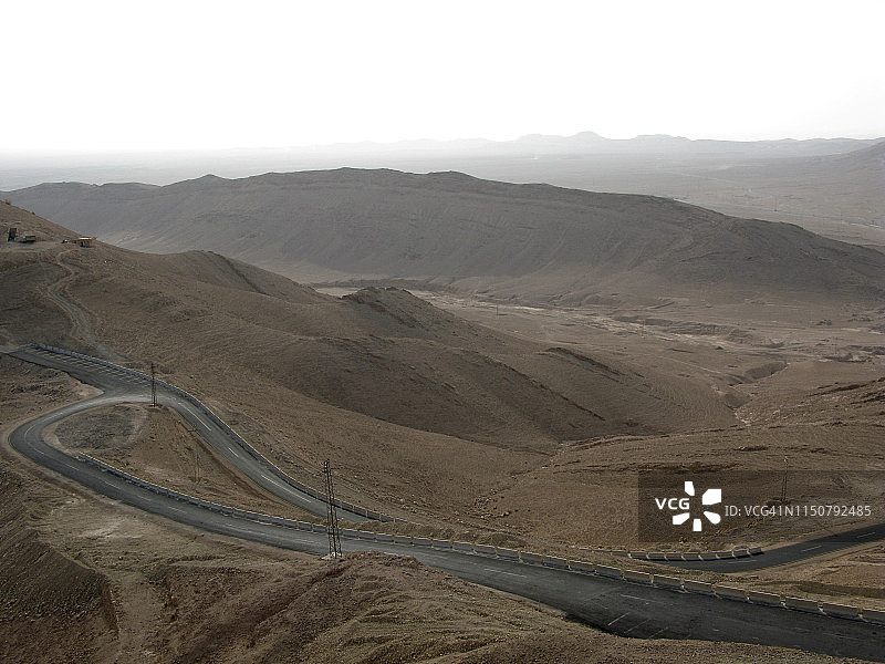 叙利亚沙漠中央一条孤独的废弃道路图片素材