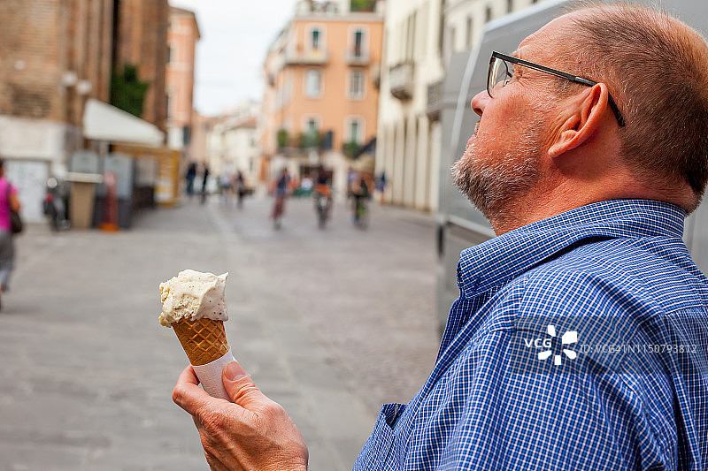 男子吃冰淇淋侧面照图片素材