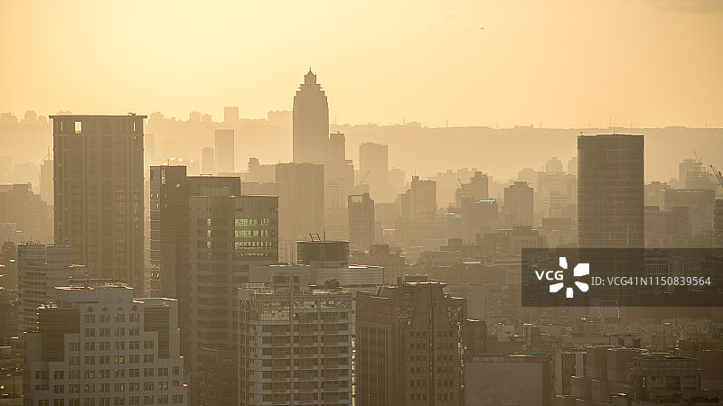 高角度拍摄：日落时分的中国台湾台北市中心图片素材