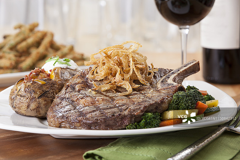 肋眼牛排和土豆图片素材