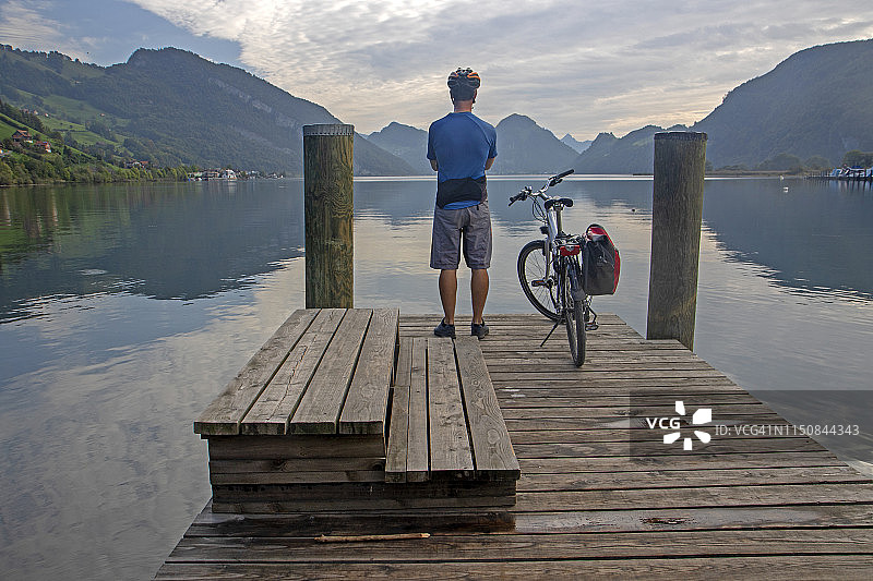 骑自行车者在阿尔卑纳赫湖沿湖路线图片素材