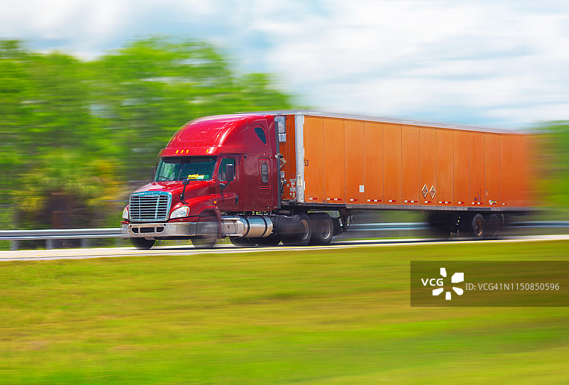 高速公路上的半挂卡车图片素材