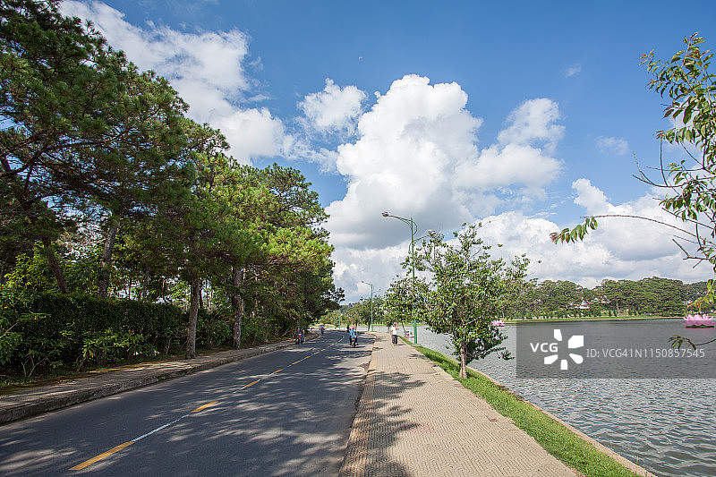 玄香湖周边的街道景色，绿树成荫，风景如画。图片素材