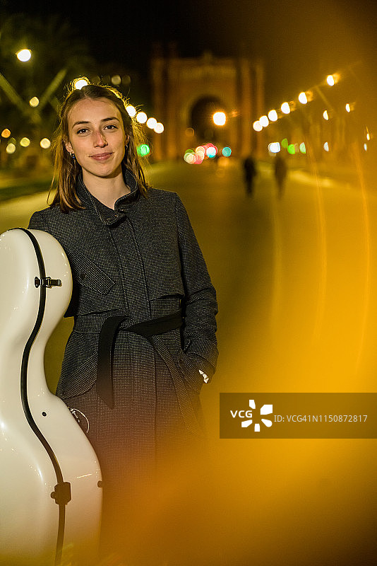 年轻音乐家携带大提琴图片素材