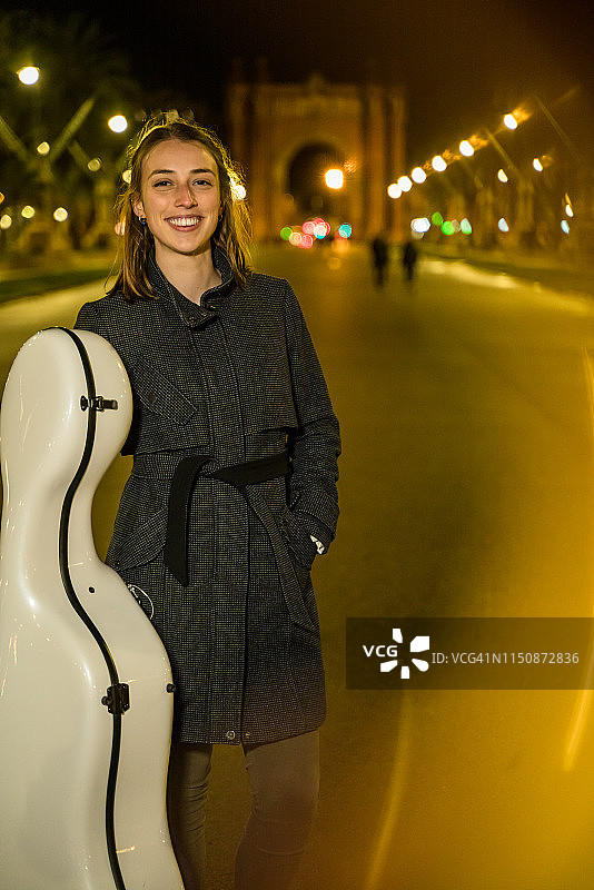 年轻音乐家携带大提琴图片素材