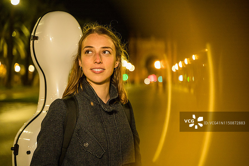 年轻音乐家携带大提琴图片素材