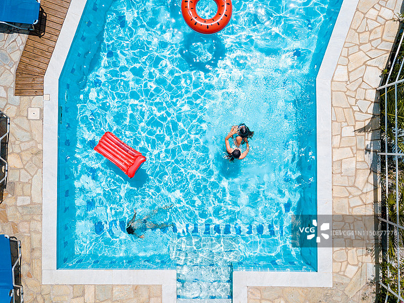 游泳池中儿童的航拍视角图片素材