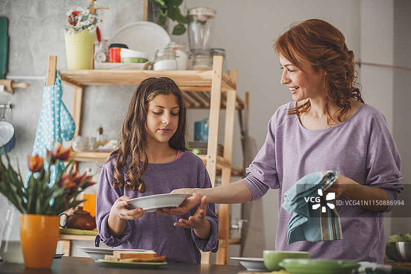 母女一起洗碗图片素材