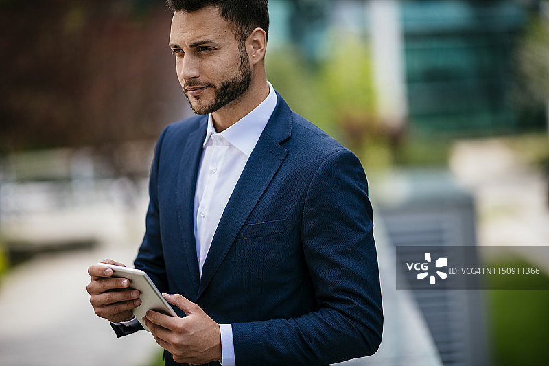 街上的年轻商务男图片素材