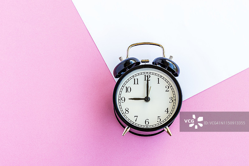 多彩背景上的闹钟图片素材