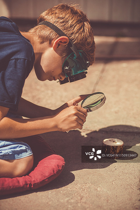 用放大镜点燃木材图片素材