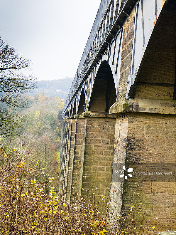 carrying The Llangollen Canal;image taken in the Clwydian Range Area of Outstanding Beauty (AONB) in North Wales in the county of Denbigshire in November图片素材