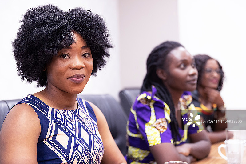坐在会议室里的非洲女企业高管的肖像图片素材