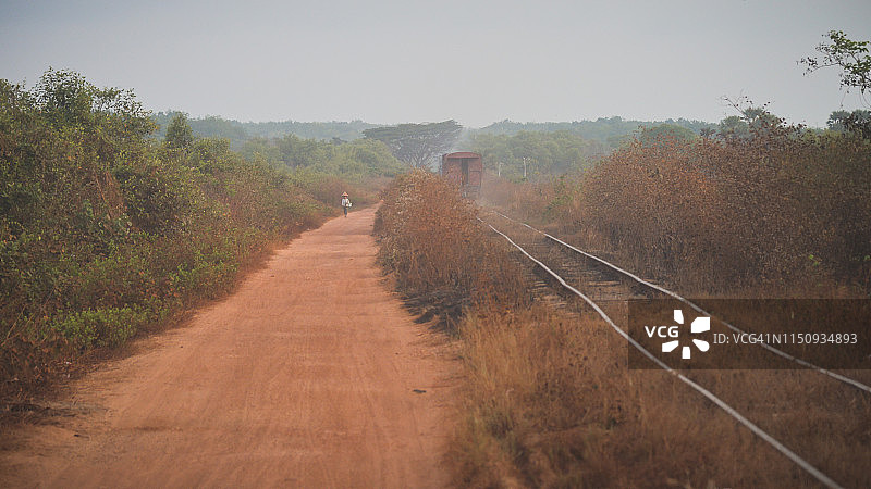 缅甸南部的红土路和铁路图片素材