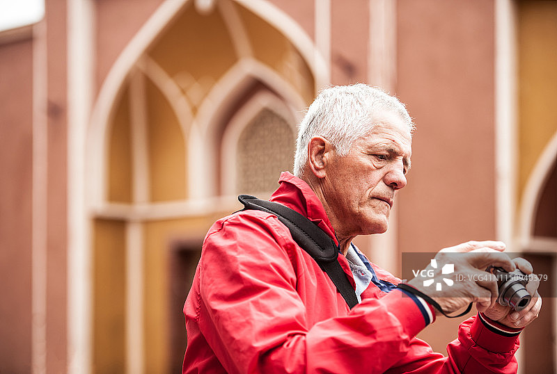在伊朗山区探索传统古老Abyaneh村的年长男人图片素材